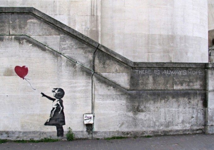 banksy-niña con globo de corazon_